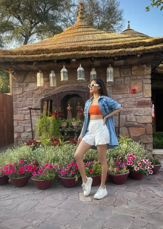 Amayra Dastur Birthday 2025:अमायरा दस्तूर 32वाँ जन्मदिन मना रही श्रीलंका के बीच पर,ईमरान हाशमी से जैकी चैन और साउथ फिल्मों में तय किया सफर 1 Amayra Dastur Birthday 2025