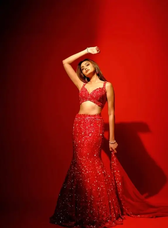 Sana Makbul Birthday 2025: बीमारी से उठ कर शूट की तैयारी,जन्मदिन से कुछ दिन पहले पहुंची अस्पताल 1 Sana Makbul 1