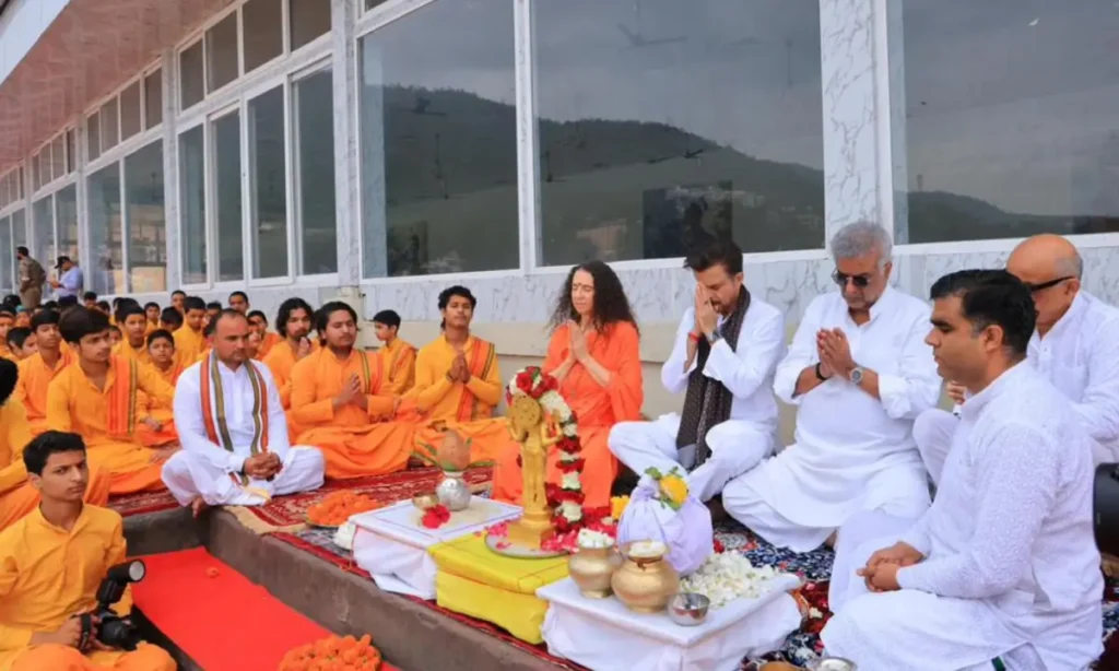 Anil Kapoor: भाई बोनी कपूर के साथ अनिल कपूर ने किया मां निर्मल का अस्थि विसर्जन 1 Anil-Kapoor-Along-With-Brother-Boney-Kapoor-Immersed-The-Ashes-Of-His-Mother-Nirmal-Kapoor