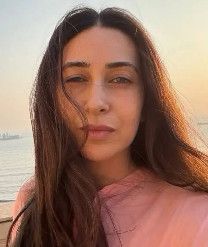 Karishma Kapoor Birthday 2025: एक्ट्रेस जिसके किसिंग सीन से बदली किस्मत,सगाई टूटी शादी टूटी अब सिंगल मदर बनके रह रही 1 Know-Some-Special-Things-About-Karisma-Kapoor-On-Her-51St-Birthday