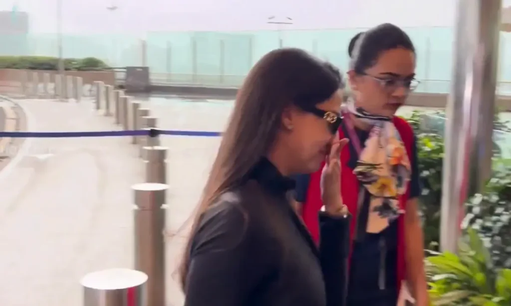 Nora Fatehi Airport Cry Video: एयरपोर्ट पर नोरा फ़ातेही दिखी रोते हुए इंस्टाग्राम पर शेयर की स्टोरी 1 Nora Fatehi Cry Airport
